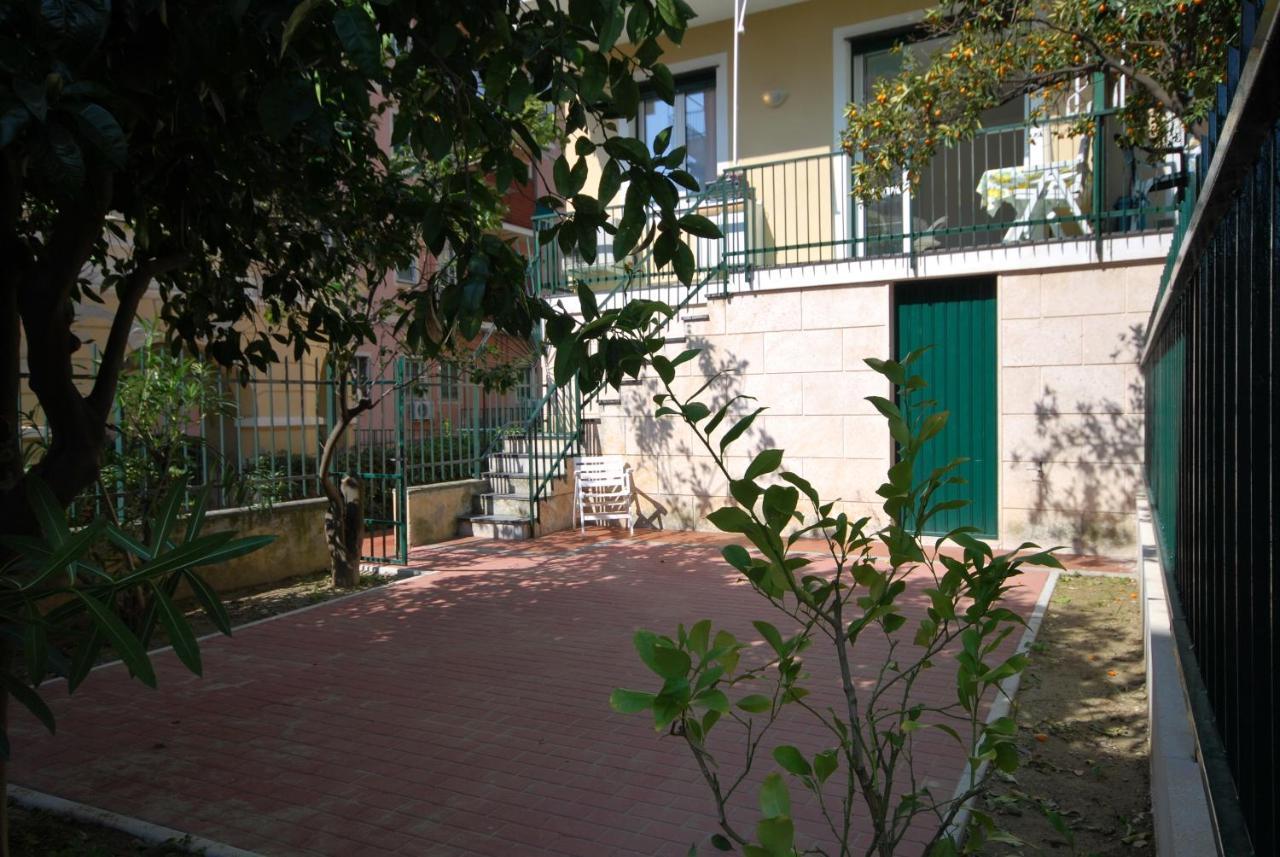 Appartamenti Con Giardino E Posto Auto Per Famiglie Finale Ligure Buitenkant foto